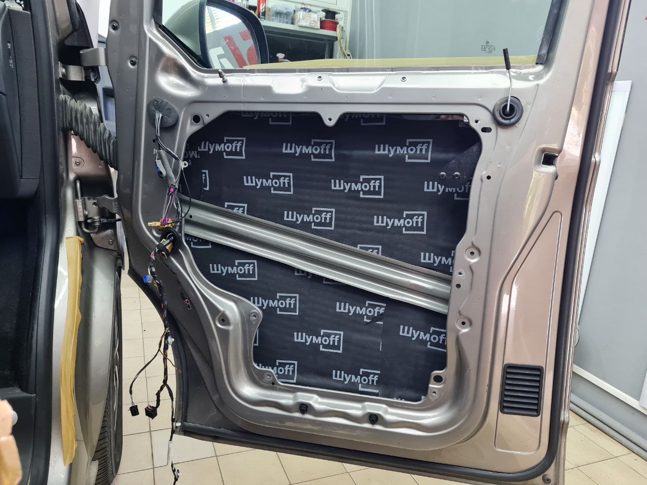 двери шумоизоляция Volkswagen Caravelle 2 слой звуко тепло 2 фото